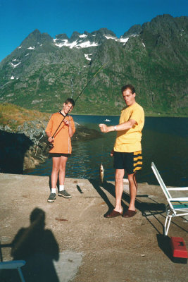 Antonie heeft vis gevangen in het fjord