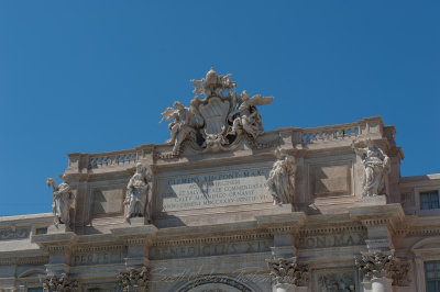 Trevi Fountain, Crest