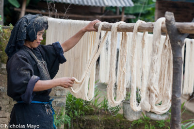 China (Yunnan) - Stretching Yarn