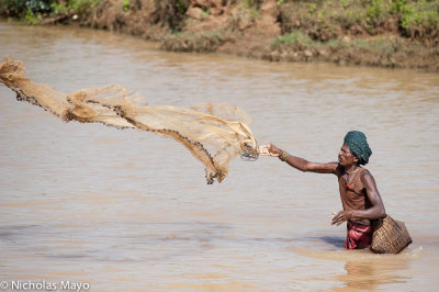 India (Orissa) - Fishing With A Weighted Net