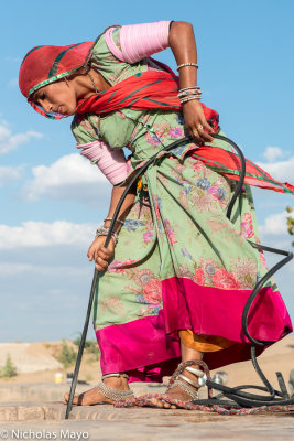 India (Rajasthan) - Woman Drawing Water