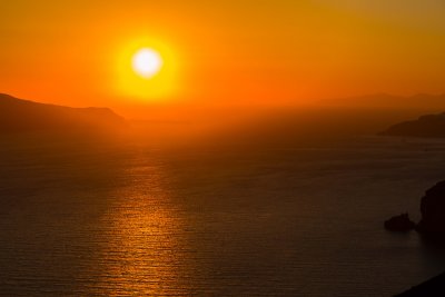 Ah yes, the Santorini sunsets. Had to take one shot aswell :)