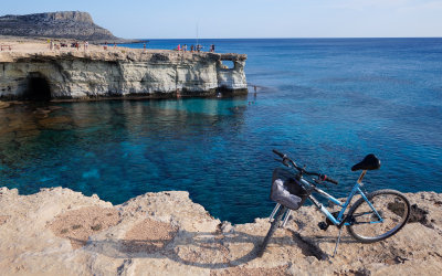 Chipre / Una Bici sin suspension aguantó muy bien el pedregal .jpg