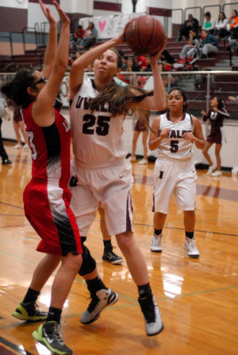 16lobosbb 168varsityweb.jpg