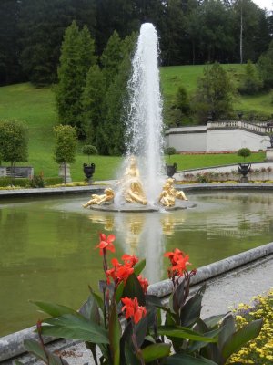 Fountain at Linderhof Castle.jpg