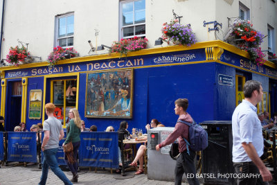 Galway: historic pub, with interior unchanged