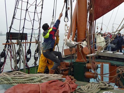 hoist topsail