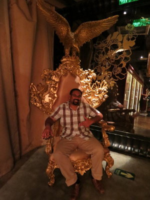 A throne Scarface would love...