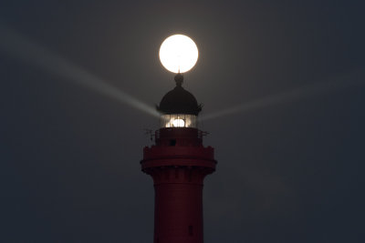 Lune sur le phare