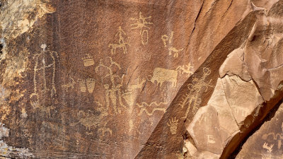 Newspaper Rock Canyonlands HDR DSC04502.jpg