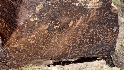 Newspaper Rock Petrified Forest HDR 5 DSC00580.jpg