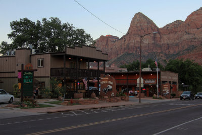 Zion N.P. (7) - Pioneer Lodge at evening