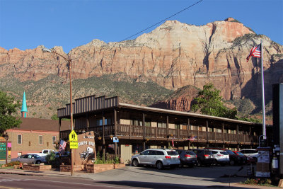 Zion N.P. (9) - Pioneer Lodge in the morning