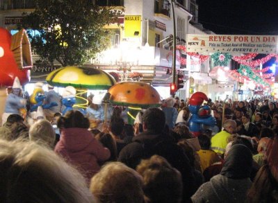 Procession  At 20:04 o' clock - Reyes Por Un Dia