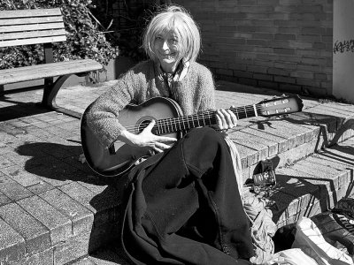 The women with the guitar / Kvinden med guitaren