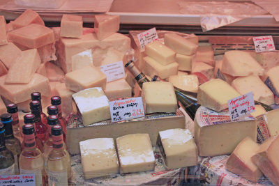 Cheese store in station