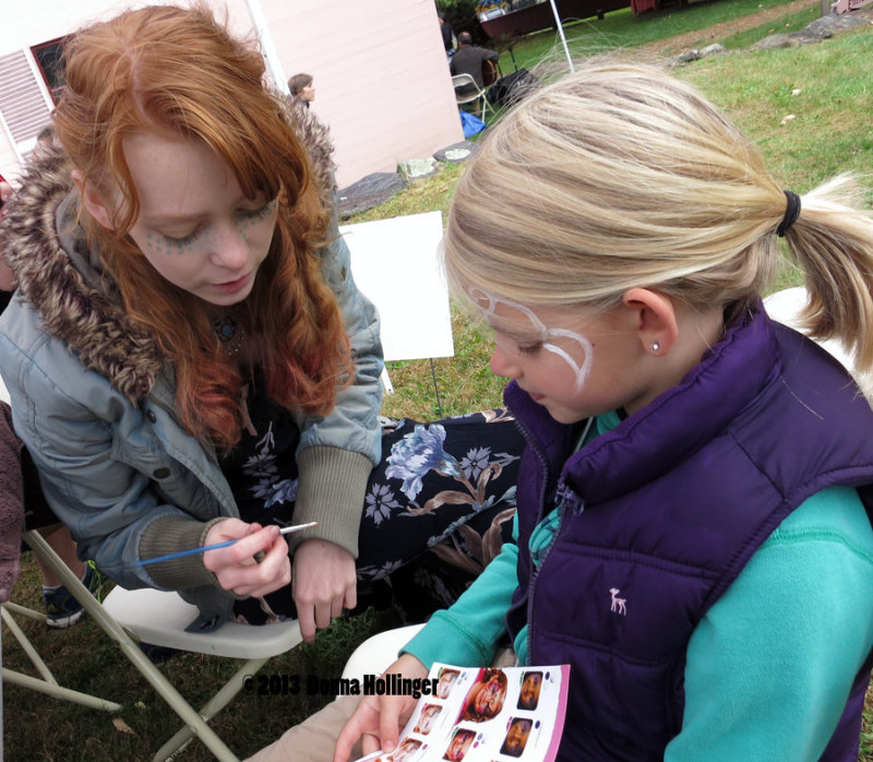 Facepainting at the AppleFest With Charlotte
