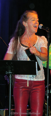 Linda Singing