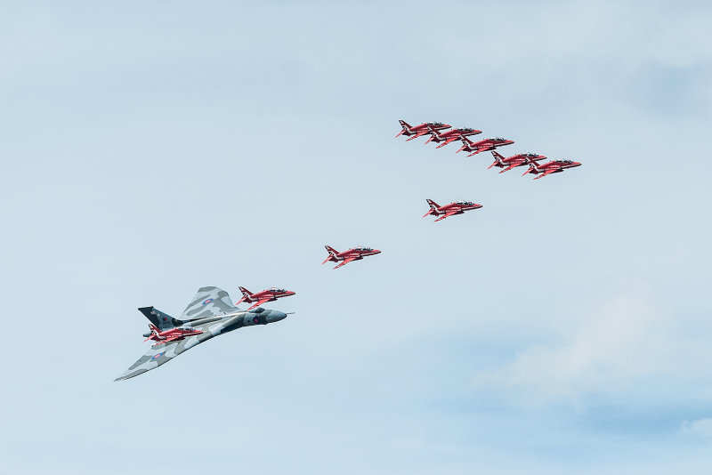3u Vulcan AX558 & Red Arrows.jpg