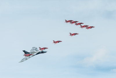 3u Vulcan AX558 & Red Arrows.jpg