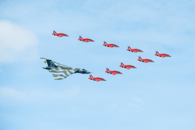 3v Vulcan AX558 & Red Arrows.jpg