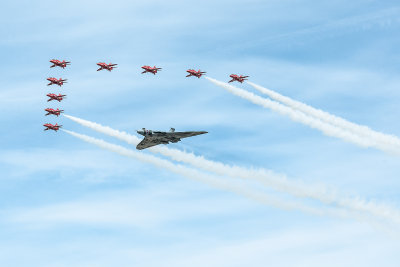 3w Vulcan AX558 & Red Arrows.jpg