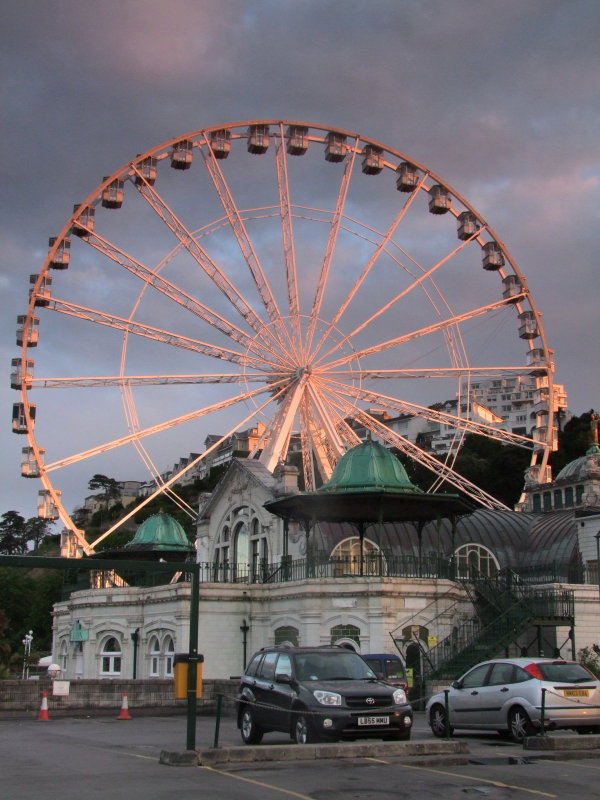 The  first  rays  of  dawn ,illuminate  the  Wheel.