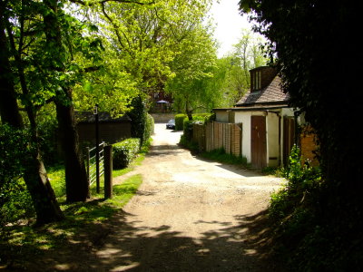 The  approach  to  Lower  Green  Road