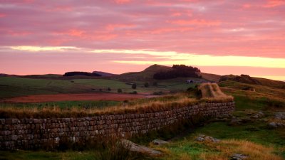 Sunrise  over  Hadrian's  Wall , on  Peel  Crags.