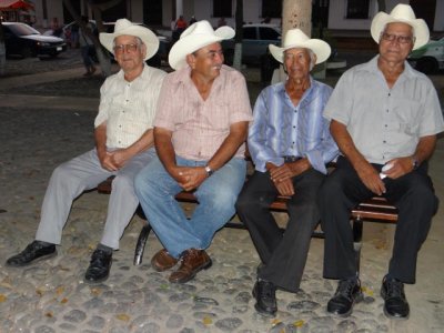 Four hombres who meet every night at 5:00 pm to chat.