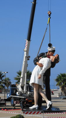 Homecoming kiss statue Civitavecchia.JPG