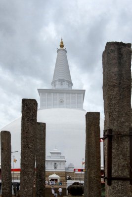 the Ruvanvelisaya Dagoba