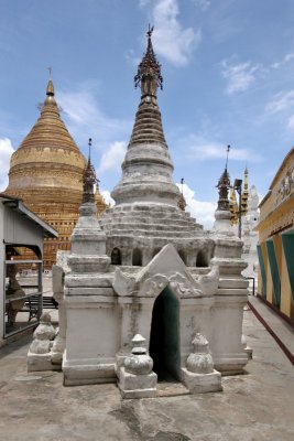 Bagan, shrine @ Schwezigon pagoda