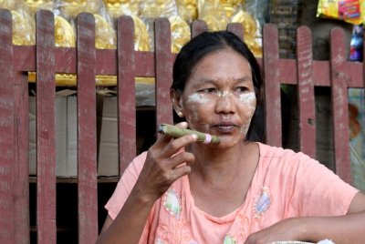 Bagan, woman smoking cigar