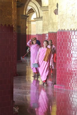 Mandalay, nuns @ Mahamuni Temple