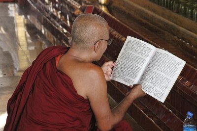 Mandalay, monk @ Mahamuni Temple