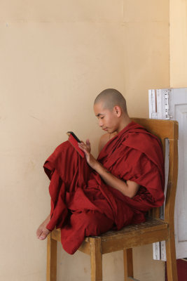 Mandalay, novice with smartphone @ Mahamuni Temple