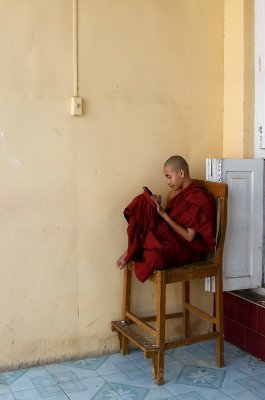 Mandalay, novice with smartphone @ Mahamuni Temple