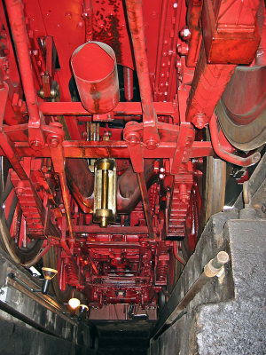 Eine Dampflok von unten  -  Under a steam-locomotive