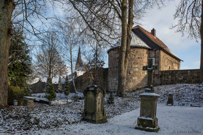 Der alte Friedhof zwischen den Stadtmauern und der rote Turm