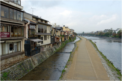 Kamo River longeant le Pontocho  Gion