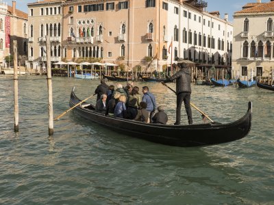 Traghetto: gondola ferry across the Canal Grande