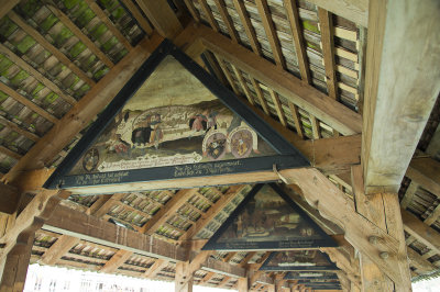 Sous le toit du pont, des peintures racontent l'histoire de Lucerne.