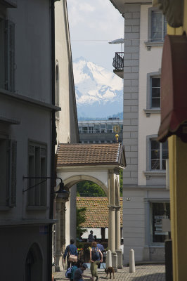 D'une ruelle, aperu des montagnes autour de Lucerne.