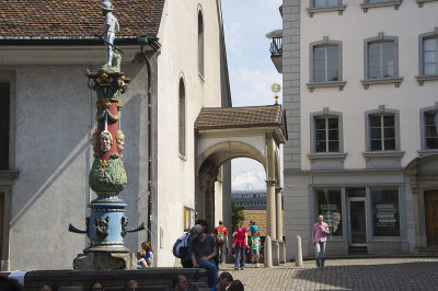 Fontaine sur la Katellplatz avec la statue du Fritschi personnage lgendaire.