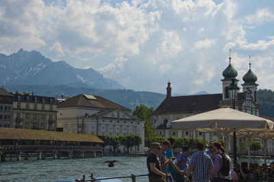 Sur les quais de la Reuss vue sur l'glise des jsuites et du mont Pilatus