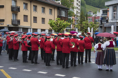 Avec fanfare et costumes traditionnels.