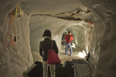 J'ai hsit  mettre cette photo, car manque de lumire. Mais elle donne l'ambiance du tunnel sous le glacier.