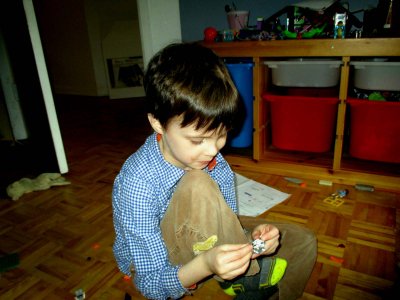 06 Sid demonstrating technique for separating tiny leggo figures with knee.jpg