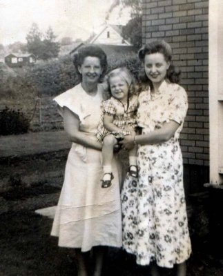 02 Helen, Victoria, and Margaret - June 1949.jpg